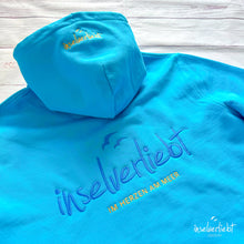 Lade das Bild in den Galerie-Viewer, inselverliebt Hoodie &quot;Im Herzen am Meer&quot; - hellblau