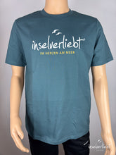 Lade das Bild in den Galerie-Viewer, inselverliebt Shirt &quot;Im Herzen am Meer&quot; - petrol