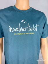 Lade das Bild in den Galerie-Viewer, inselverliebt Shirt &quot;Im Herzen am Meer&quot; - petrol