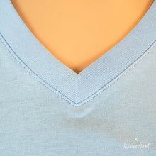 Lade das Bild in den Galerie-Viewer, inselverliebt Damen V-Shirt - hellblau